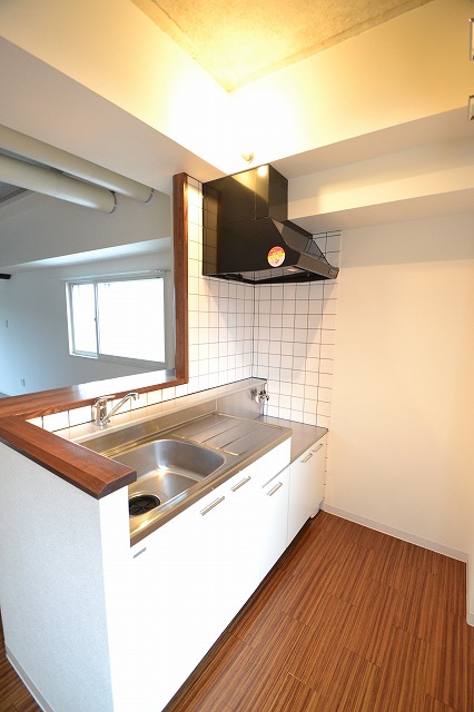 Kitchen.  ■ Happy face-to-face kitchen