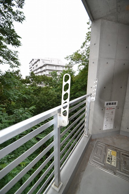 Balcony.  ■ Luggage troubled the yard is solved on the balcony