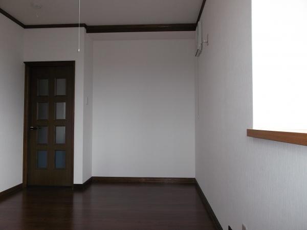 Non-living room. As a study that there 8-mat Japanese-style room next to ... How many