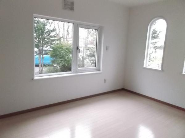 Non-living room. Probably feel the upper arched windows cute Nishibi is room to enter until the last
