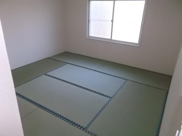 Non-living room. It was tatami mat replacement.  Please enjoy the smell of rush