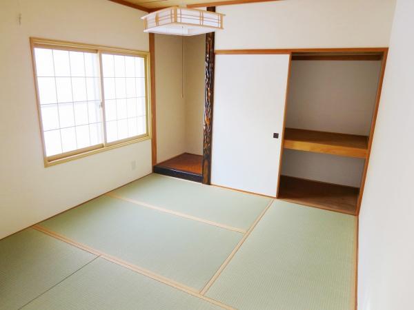 Non-living room. First floor Japanese-style room 4.5 tatami mats Exchange tatami mat, Was Mashi wallpaper Hakawa