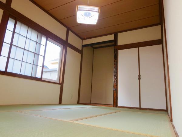Non-living room. First floor Japanese-style room 6 tatami Exchange tatami mat, Was Mashi wallpaper Hakawa