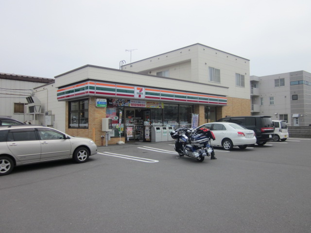 Convenience store. Seven-Eleven Tomakomai Aoba store up (convenience store) 1148m