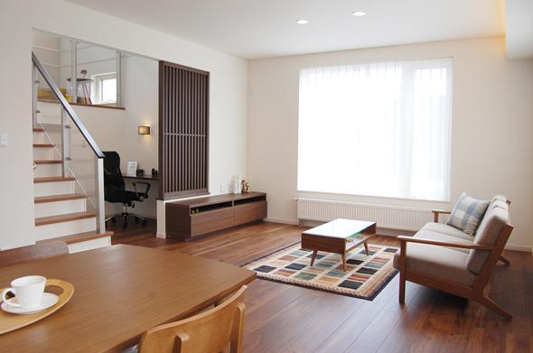 Living. Skip floor ・ Living space that leads to the study corner