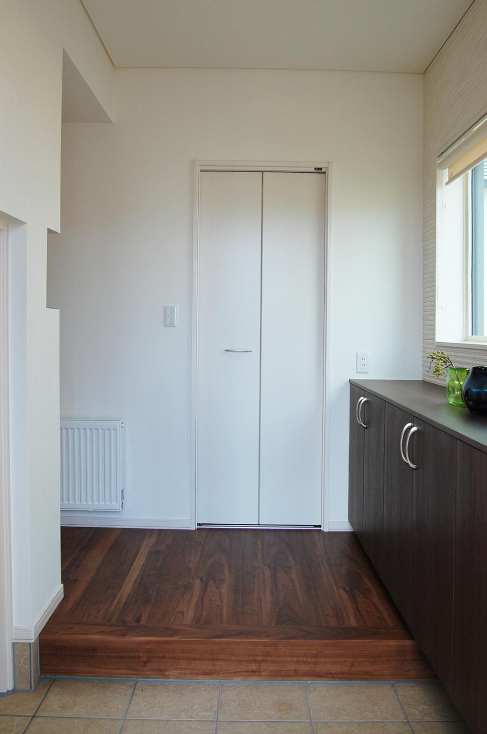 Entrance. It is storage space using the split-level home in the entrance left. Wide entrance storage and, You can clean tidy entrance around there is a foyer closet