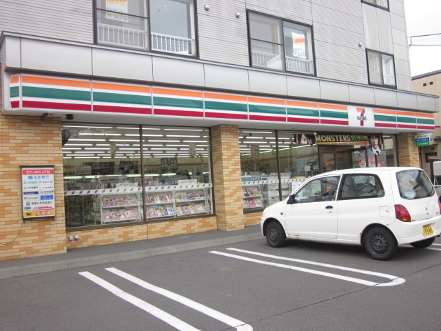 Convenience store. Seven-Eleven Tomakomai Midoricho store up (convenience store) 454m