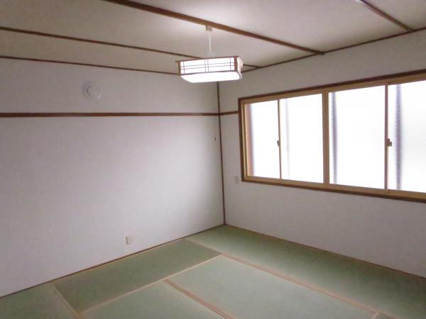 Non-living room. First floor Japanese-style room 8 tatami (straw matting sort)