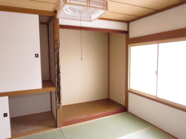 Non-living room. Living next to the Japanese-style room 6 tatami (straw matting sort)