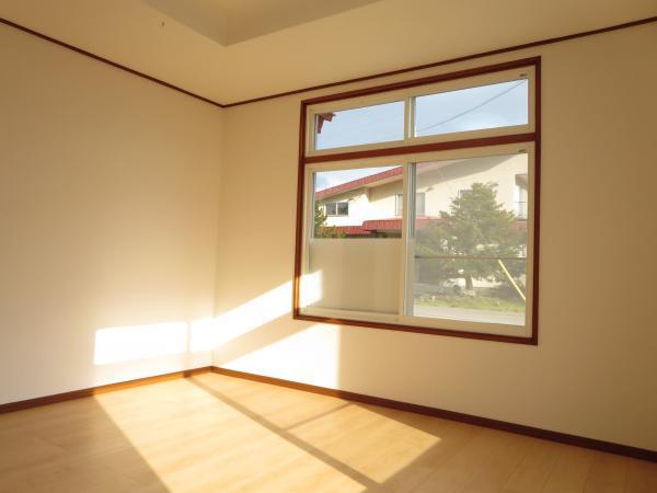 Non-living room. 1 Kaiyoshitsu 8 Pledge Window is bright because it is two-sided