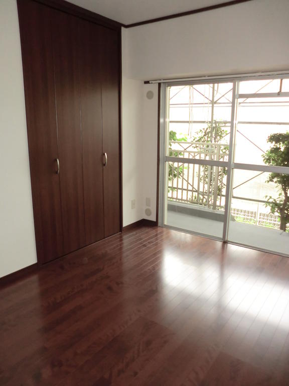 Living and room. There the east side Western-style. Large closet was also had made.