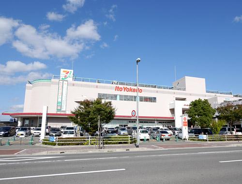 Shopping centre. 800m to Ito-Yokado Futami shop