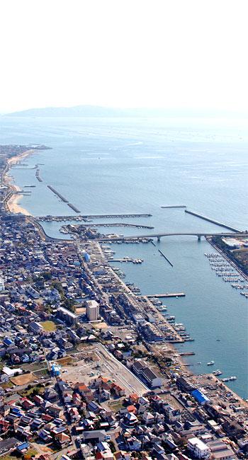 Other local. I want to live while I feel the "sea" in the near of the "sea"! This housing complex to fulfill such a dream. Because there is a little hill, It is safe without fear of tsunami. 