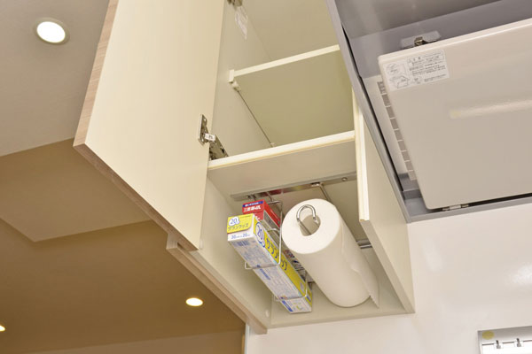 Kitchen.  [Cabinet with storage hanger] Wrap or aluminum foil, Out, such as kitchen paper is convenient (same specifications)