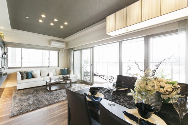 Two-sided lighting, Living room where the light enters a lot from the wide opening ・ dining. Brightly, It may be as wind, You can enjoy the comfort
