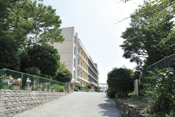 Surrounding environment. Municipal Finance junior high school (walk 33 minutes ・ About 2590m)