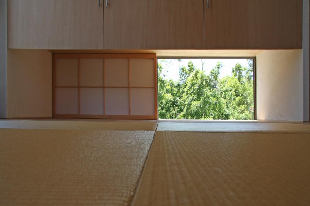 Other. Partition door of the living room door and Japanese-style room so as not to interfere with the line of sight is to fit into the wall. 