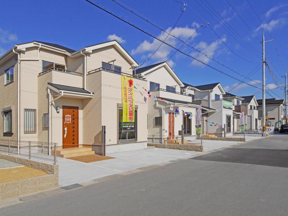 Local appearance photo. 8 ・ 9 ・ 10 Building In the south of the good compartment, I'm glad the open feeling of the front road spacious. 