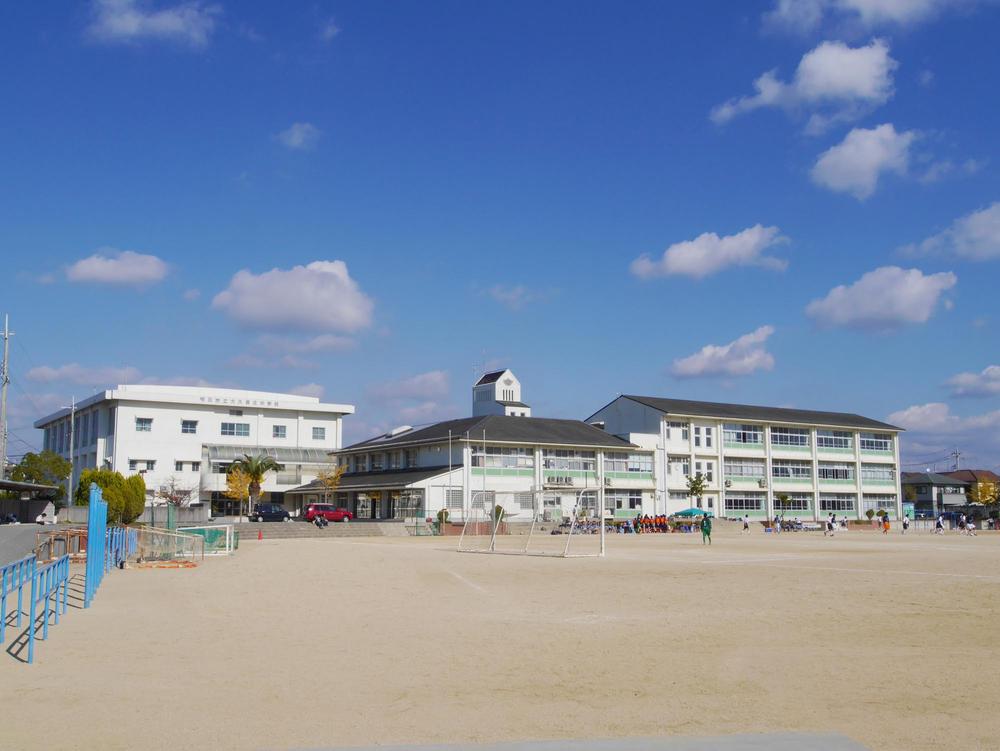 Junior high school. Okubokita 1200m walk 15 minutes to the junior high school. Although I feel a little far away, It marked with a physical strength in the daily commute! 