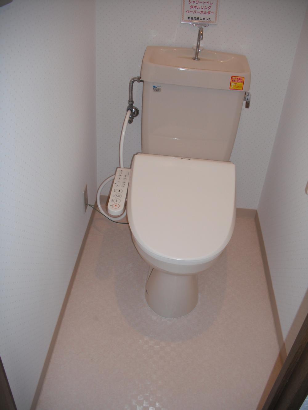 Toilet. Prestige Akashi west Akashi Uozumichoshimizu local Shower toilet mounting wall ・ Ceiling cross Chokawa, Floor CF Chokawa