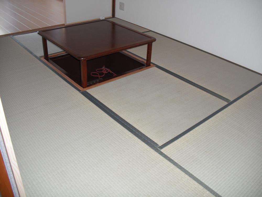 Non-living room. Prestige Akashi west Akashi Uozumichoshimizu local Moat kotatsu! Sliding door ・ Exchange Shoji Zhang, wall ・ Ceiling cross Chokawa
