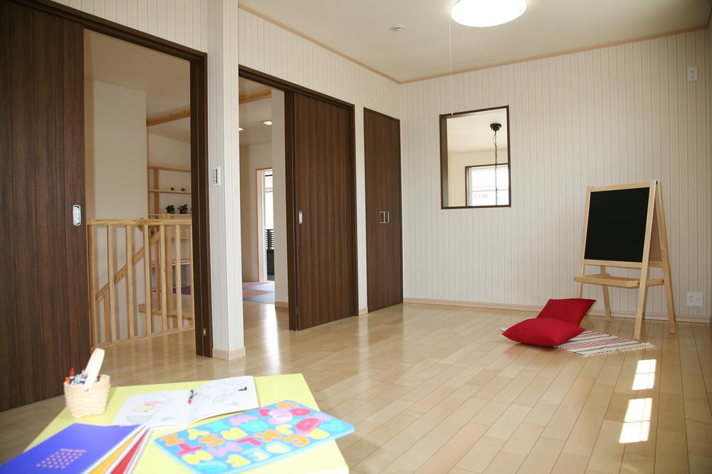 Model house photo. "2 Kaiyoshitsu / Children's room. "