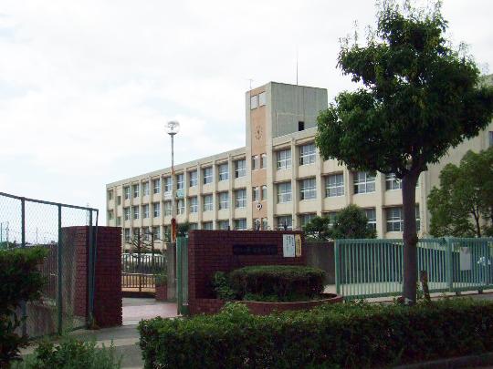 Junior high school. 1390m to Akashi Municipal Uozumi Higashi Junior High School