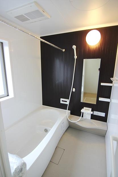 Bathroom.  ◆ 1 Building bathroom ◆ Out it is a safe and secure to the bathtub in with a bathtub in the step! Sitz bath also enjoy. With bathroom heating ventilation dryer, Also prevent rapid temperature changes! 