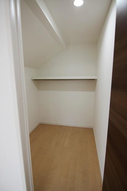 Receipt. 1 Building walk-in closet