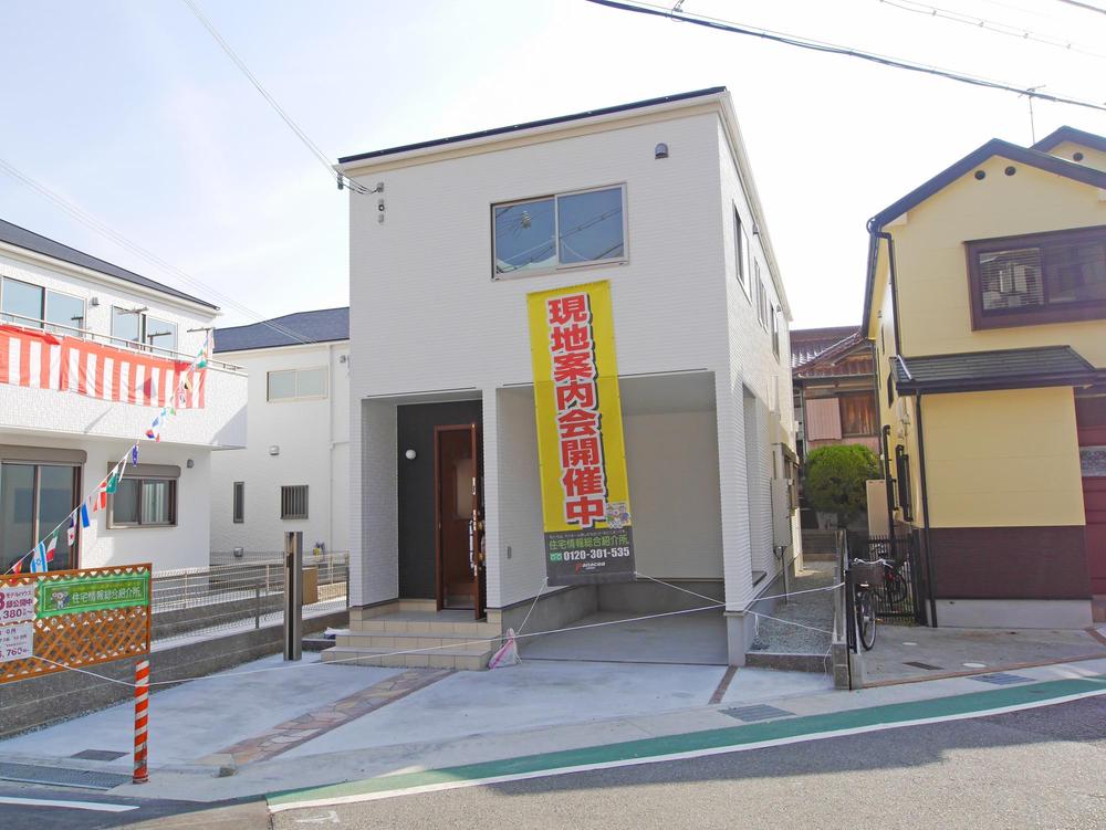 Local appearance photo. Local (December 4, 2013) Shooting Single will be dug garage in 1 Building two parking spaces. 