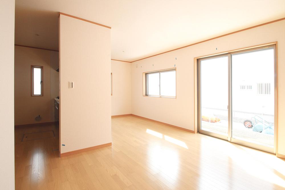 Living. Local (December 4, 2013) Shooting Building 3 LDK the bright light poured from a large sweep window. 