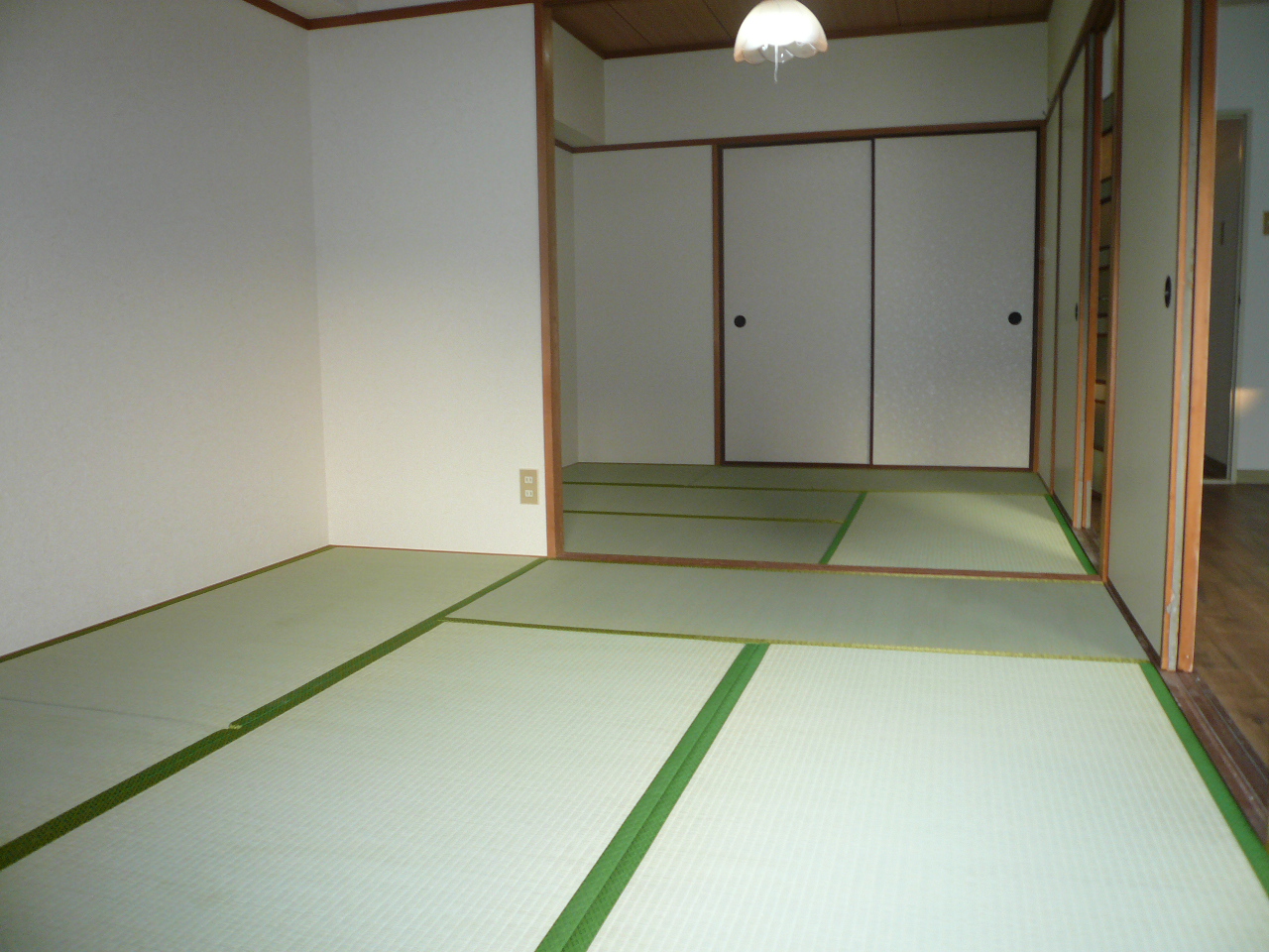 Living and room. Two between the continuance of the Japanese-style room