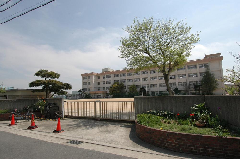 Primary school. Fujie until elementary school 740m