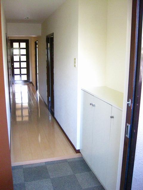 Entrance. With entrance storage