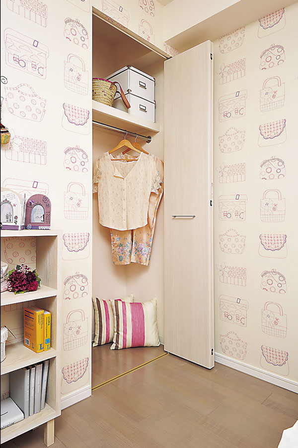 Receipt.  [closet] Functional closet was set a hanger pipe and an upper shelf. You can clean and accommodating the items around the body ※ Specifications vary by type (D2 type model room)