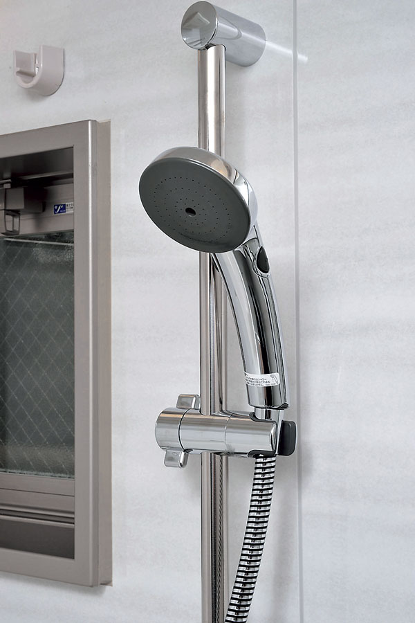 Bathing-wash room.  [Slide bar with switch shower] Slide bar shower head that can be adjusted to the height of your choice. Water stop at hand switch ・ It is possible to operate the water discharge, High water-saving effect, It is also effective for energy saving (the same specification)