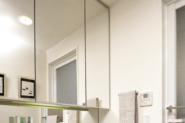 Bathing-wash room.  [Bathroom vanity] "Multi-functional three-sided mirror" of Kagamiura with storage that can be cleanly holding small objects has been adopted (same specifications)