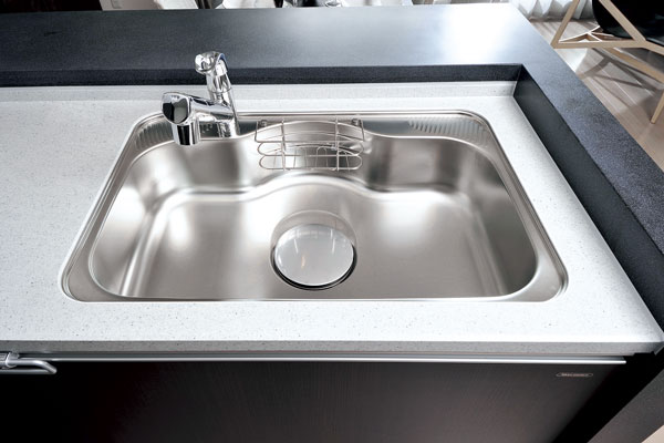 Kitchen.  [Quiet sink] Size sink of washable also afford large wok, Quiet specification to keep the water splashing sound. detergent ・ Sponge has convenient storage rack is provided with a put (same specifications)