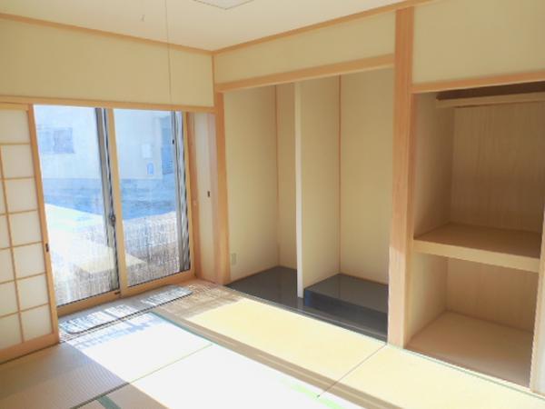 Non-living room. Bright Tatami Room!