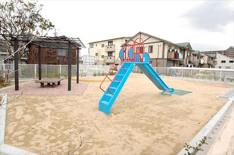 Other local. You can play with confidence even small children because there is a playground equipment with a housing complex in the park. 