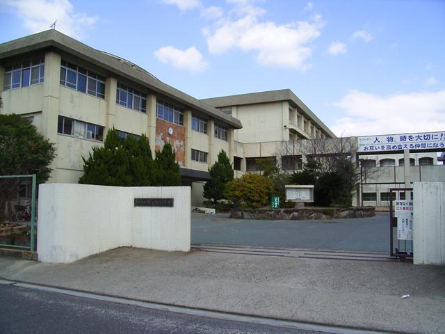 Junior high school. 1600m to Akashi Tateno 's pond junior high school