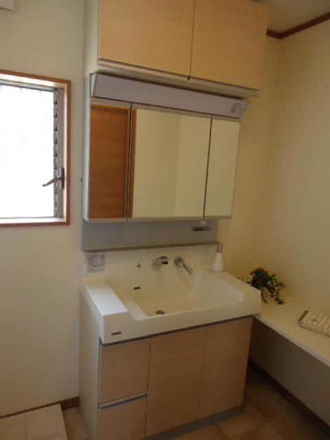 Wash basin, toilet. Local (August 6, 2013) Shooting