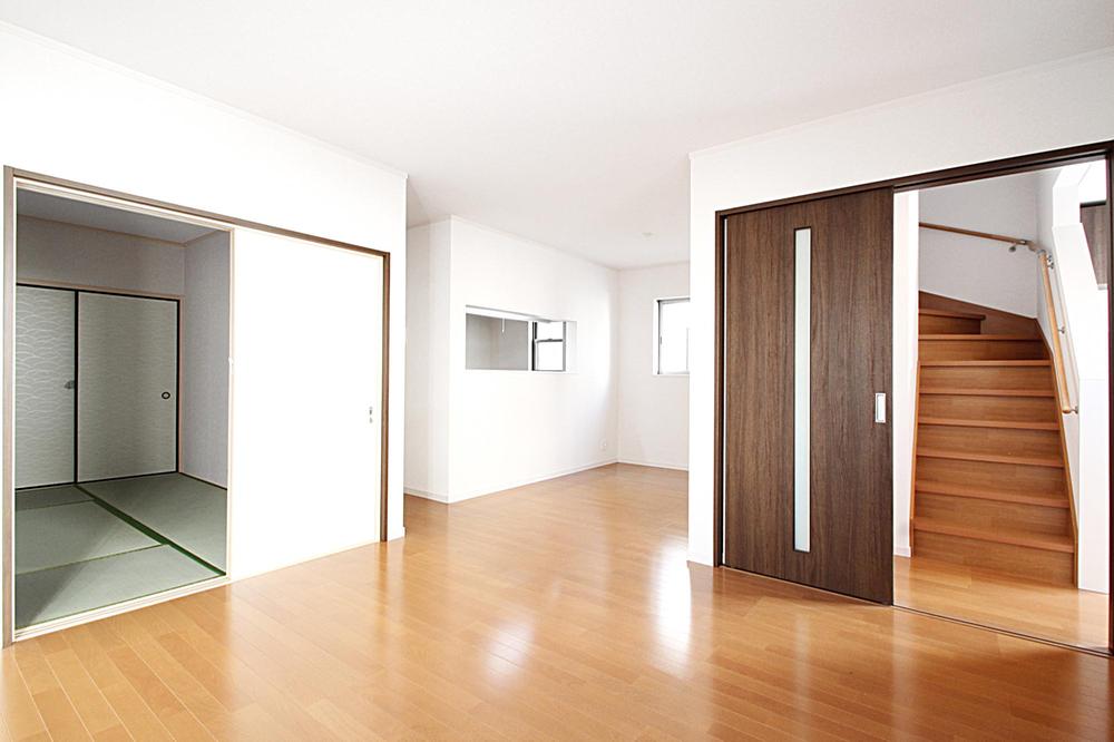 Other. LDK. Directing the elegance shades of wood flooring. 