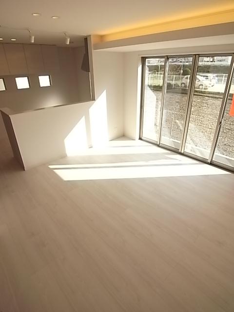 Same specifications photos (living)