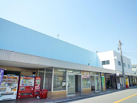 Supermarket. Eigashima 420m, up to a total market