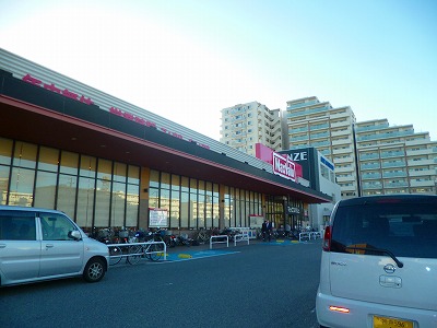 Supermarket. Maxvalu Nishiakashiminami store up to (super) 404m