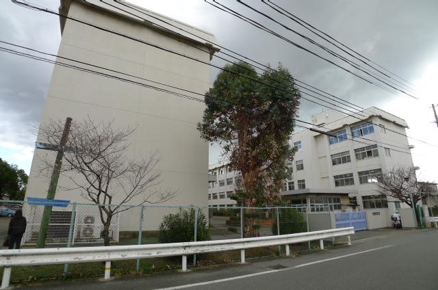 Junior high school. 885m until the Akashi Municipal Futami junior high school