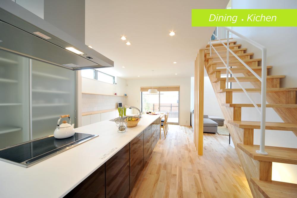 Model house photo. From the space that follows from the kitchen to the dining, It is bright and spacious space bathed in gentle light. 