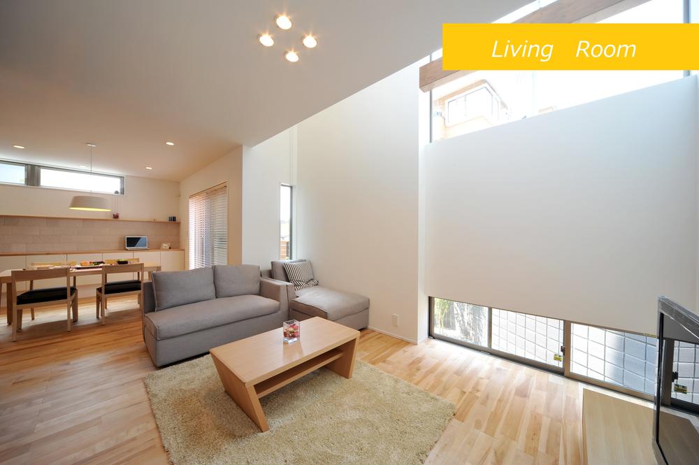 Model house photo.  ■ From skylights and large windows that are installed in the living room atrium, Soft light and pleasant wind escape street with nature, Directing the open living spaces. 