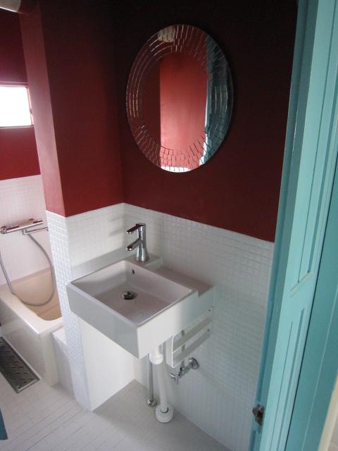 Wash basin, toilet. Western-style design is wonderful